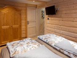 Romantisches Schlafzimmer mit bequemen Doppelbett ist mit einem eigenen Fernseher ausgestattet