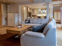 Die Sofa-Oase im Wohnbereich gewährt den vollen Überblick bis zur Wohnküche.