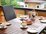 Die Terrasse ruft! Bei schönem Wetter kommt raus, genießt den Kaffee auf dem Tisch und lasst euch von der Sonne und der Aussicht verzaubern.