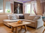 Das gemütliche und lichtdurchflutete Wohnzimmer lädt zum Chillen ein