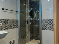 Neben der Badewanne können Sie auch die schöne Dusche nehmen. Besonders wenn es mal schneller gehen muss.