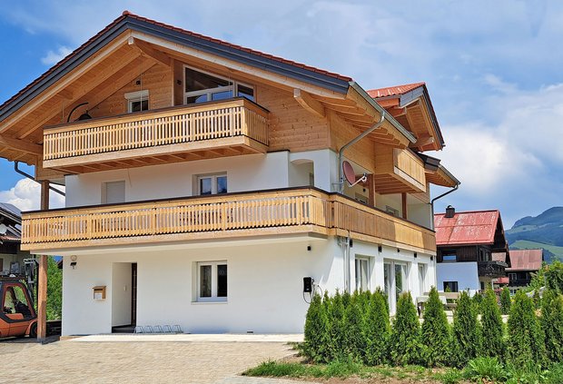 Das Ferienhaus Neubau „Haus Stoll am Rubihorn“ in Fischen nördlich von Oberstdorfst bietet alles, was das Urlauberherz begehrt. Die drei Ferienwohnungen (Chalet Auszeit,130 qm, Chalet Bergnest, 130 qm und Chalet Rubi, 100 qm) sind hochmodern eingerichtet. Eine Sauna darf gemeinschaftlich genutzt werden.