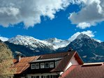 Die tolle Aussicht sorgt für gute Laune und lässt den Tag richtig fröhlich beginnen. Der Schnee auf den Gipfeln lässt das Herz eines Skifahrers höherschlagen