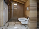 Ein modernes WC und die abgetrennte Duschkabine runden das Badezimmer mit dem edlen Marmorboden ab.