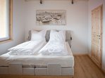 Das lichtdurchflutete Schlafzimmer mit den Kingsize-Betten bringt Sie in den siebten Himmel.