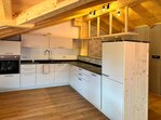Die Einbauküche in der Ferienwohnung Bergidylle bietet alles, um gemütlich zu frühstücken, zu Mittag essen oder auch bei einem Glas Wein das Abendessen zu genießen.