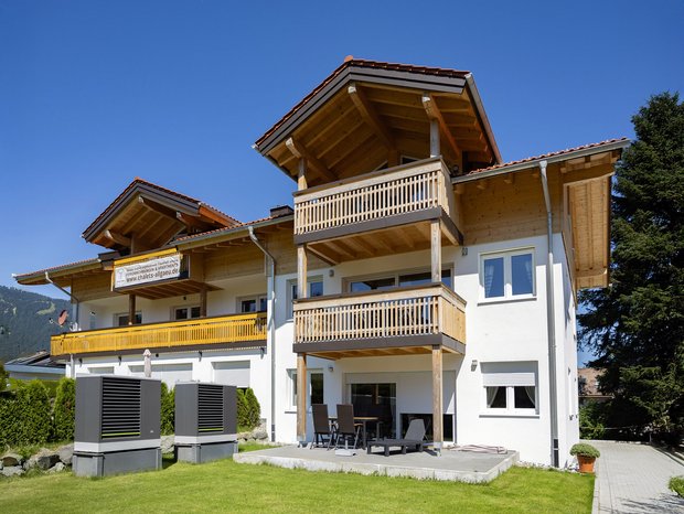 Ferienwohnungen Allgäu/Oberstdorf – Ihr Urlaub im Haus Stoll in Fischen. Auf dem Bild zu sehen: die Ferienwohnung Alpenglück (Erdgeschoss), Himmelstern (Obergeschoss) und Bergidyll (Dachgeschoss). Ferienwohnungen Allgäu/Oberstdorf – Ihr Urlaub im Haus Stoll in Fischen. Auf dem Bild zu sehen: die Ferienwohnung Alpenglück (Erdgeschoss), Himmelstern (Obergeschoss) und Bergidyll (Dachgeschoss).