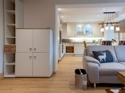 Die Sofa-Oase im Wohnbereich gewährt den vollen Überblick bis zur Wohnküche.