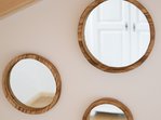 Stimmung im Schlafzimmer: Überall gibt es etwas zu entdecken, wie zum Beispiel die drei runden Spiegel.