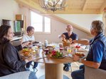Der runde Esstisch sorgt für Freude und lädt zum geselligen Beisammensitzen ein.