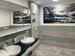 Das Doppelwaschbecken mit Unterschrank schaft viel Raum um stressfrei, frisch zu machen oder zu stylen