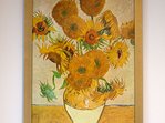 Eine Kopie des Sonnenblumen-Gemäldes von Van Gogh hängt gleich unten am Eingang. Ob das Bild wohl zufällig abhandenkommt?