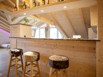 Das Bergidyll-Bar mit Kuhleder-Barhockern lädt zum gemütlichen Beisammensitzen ein.