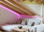 Wenn Sie nicht aufpassen, schlafen Sie auf der gemütlichen Couch sofort ein – besonders nach einem sportlichen Skitag. Die farbwechselnde LED-Lampe sorgt für die richtige Stimmung.