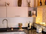 Auch für Grundgewürze und ein paar Kochbücher ist gesorgt, um neue Rezepte auszuprobieren. Die Kaffeemaschine und der Toaster stehen ebenfalls immer bereit.