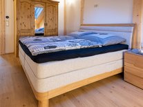 Auch das zweite Schlafzimmer im Chalet Rubi ist mit einem Boxspringbett ausgestattet. 