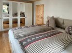 Das Boxspringbett (1,8 m x 2 m) im Ferienwohnung Alpenglück mit einer Liegefläche von 2 x 2 m sorgen wortwörtlich für einen traumhaftes Schlaferlebnis.