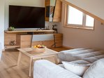 Von der Couch aus können Sie gemütlich auf den riesigen Smartfernseher Ihre Lieblingssendung oder sogar mit etwas Glück das Skisprung-Turnier in Oberstdorf verfolgen.